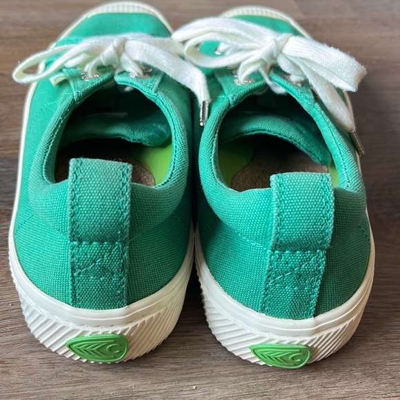 Cariuma SZ 8 green canvas sneaker.  Preowned in great condition. - Picture 2 of 6